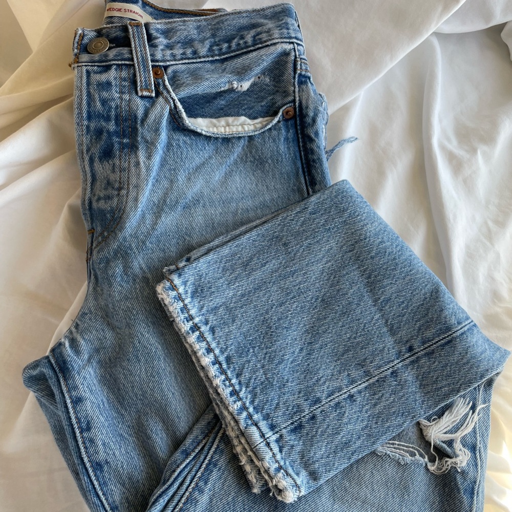 Levi’s distressed wedgie straight
